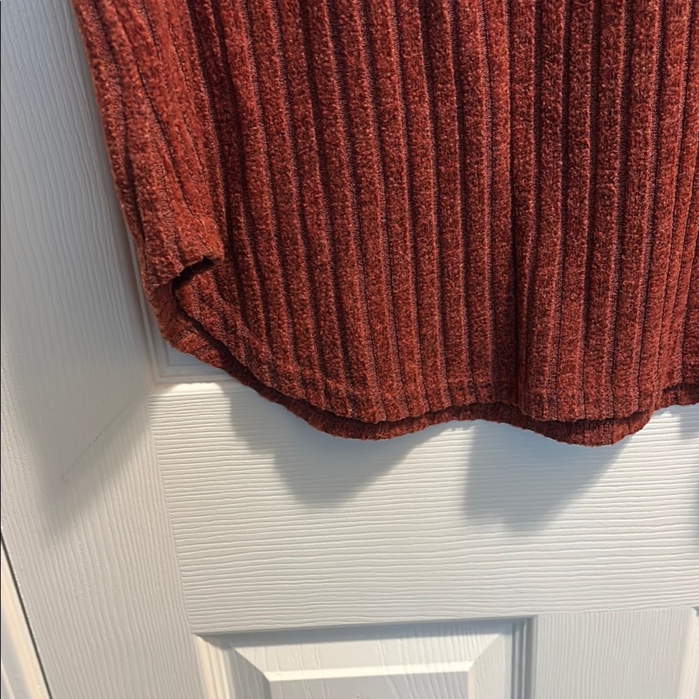 Women's Rust V-Neck Ribbed Top - Picture 4 of 5
